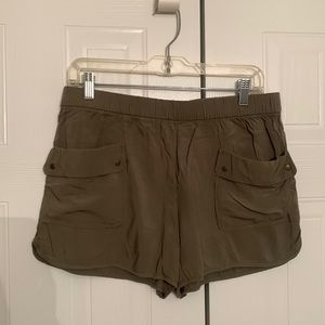 Gap Army Green loose shorts with two real front pockets